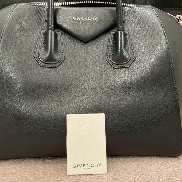 GIVENCHY
Antigona Medium Grained Leather Bag - Picture 10 of 11
